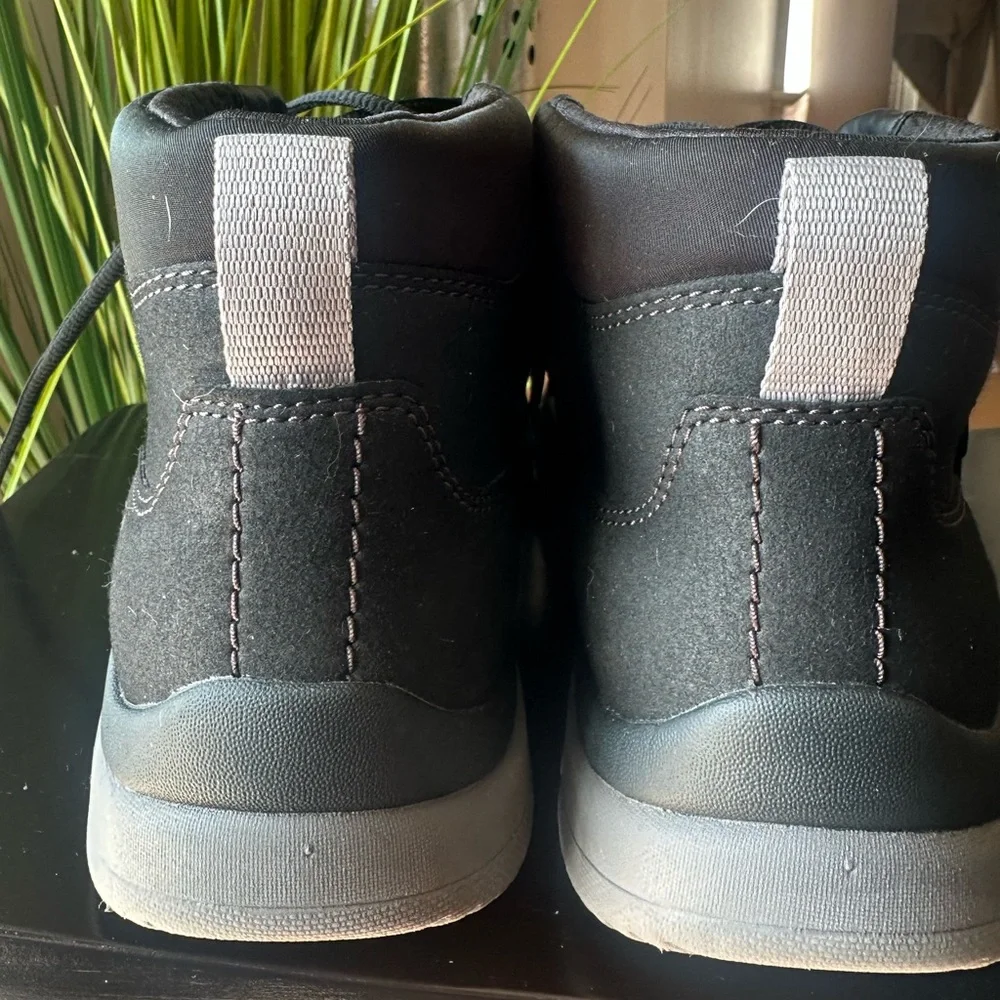 Cloudsteppers by Clarks Dark Black/ Gray Chukka Boots Men’s 9.5